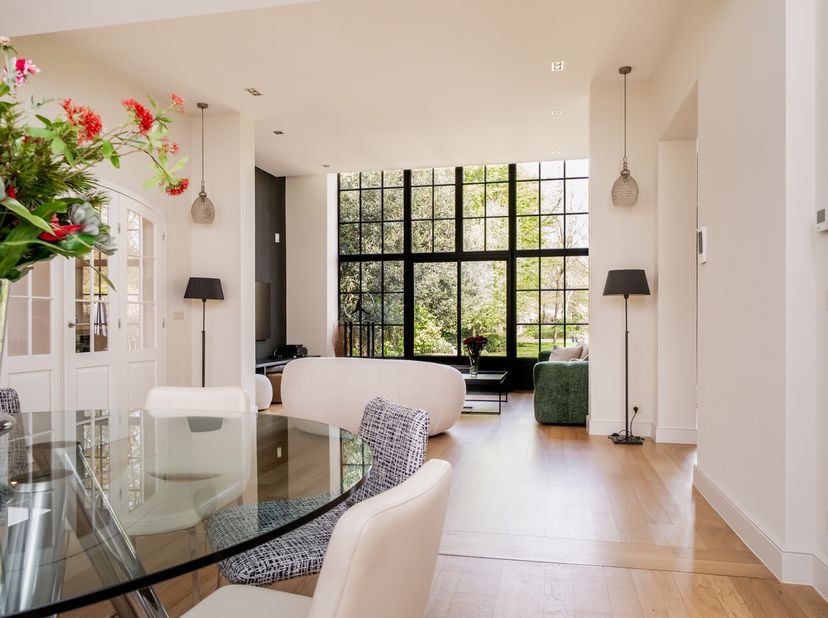 Découvrez la Villa Alice, une maison de caractère extrêmement charmante datant de 1910-1918, située sur un généreux terrain de 2536 m². Les rénovation